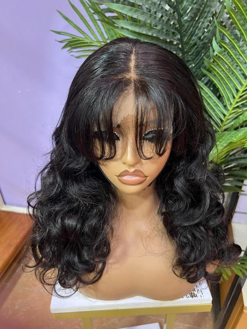 Perruque longue bouclée noire lace front volumineuse